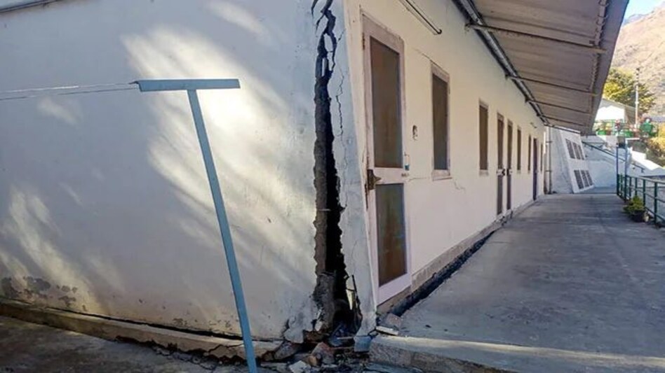 Joshimath: जोशीमठ में तोड़फोड़ की कार्रवाई शुरू, लेकिन खतरा बरकरार Joshimath: जोशीमठ में तोड़फोड़ की कार्रवाई शुरू, लेकिन खतरा बरकरार