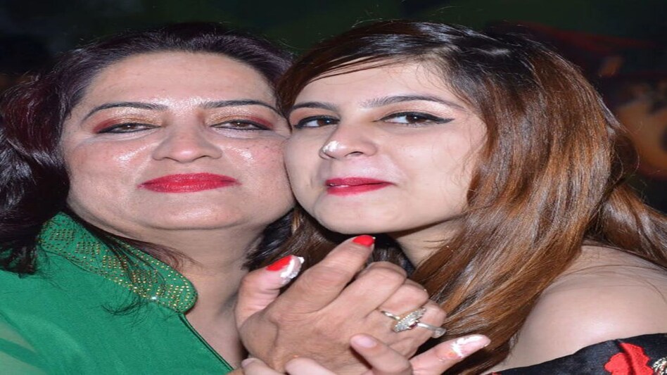 Tunisha Sharma Case: तुनिषा के बर्थडे पर मां ने बताई अपनी मजबूरी, EMI पर लिया ये सारा सामान Tunisha Sharma Case: तुनिषा के बर्थडे पर मां ने बताई अपनी मजबूरी, EMI पर लिया ये सारा सामान