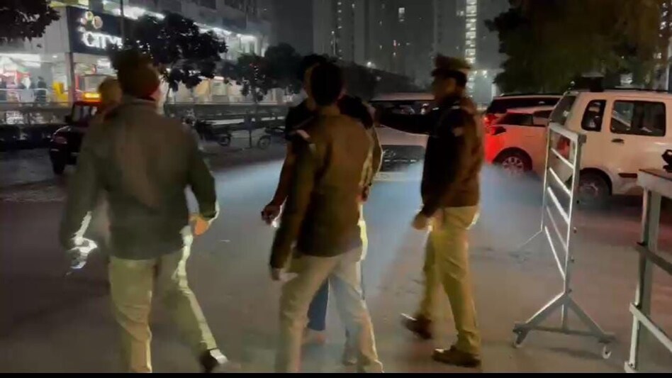 Greater Noida: सेल्फी के लिए महिलाओं के साथ जबरदस्ती, न्यू ईयर की पार्टी में बवाल, विरोध करने पर मारपीट Greater Noida: सेल्फी के लिए महिलाओं के साथ जबरदस्ती, न्यू ईयर की पार्टी में बवाल, विरोध करने पर मा...