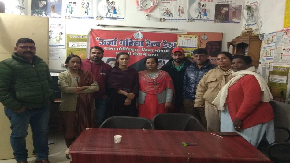 पाकिस्तानी लड़के से कराई शादी, कश्मीरी लड़की भागकर भोपाल आई, पति ऐसे करता था टॉर्चर पाकिस्तानी लड़के से कराई शादी, कश्मीरी लड़की भागकर भोपाल आई, पति ऐसे करता था टॉर्चर