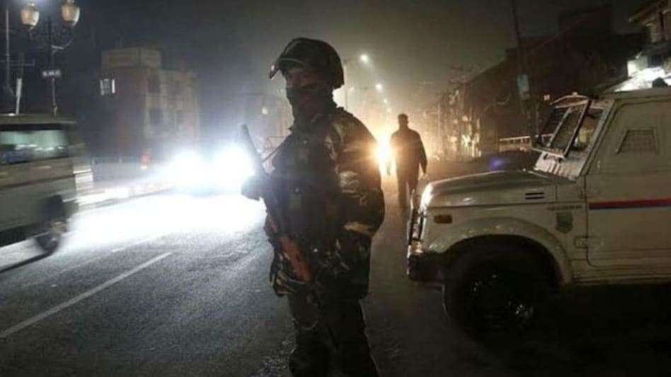 Jammu Kashmir Terror: राजौरी में टारगेट किलिंग, आतंकियों की ताबड़तोड़ फायरिंग में चार की मौत Jammu Kashmir Terror: राजौरी में टारगेट किलिंग, आतंकियों की ताबड़तोड़ फायरिंग में चार की मौत