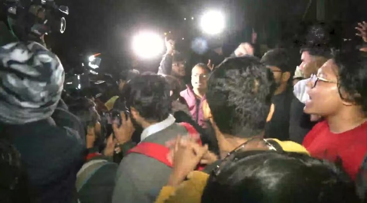 BBC Documentary: गुजरात दंगे पर बीबीसी की डॉक्यूमेंट्री की स्क्रीनिंग को लेकर जेएनयू में बवाल CrimeTak