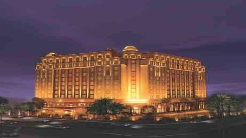 Fraud News: अबू धाबी के शाही परिवार के नाम पर पांच सितारा होटल को लगाया लाखों का चूना Fraud News: अबू धाबी के शाही परिवार के नाम पर पांच सितारा होटल को लगाया लाखों का चूना