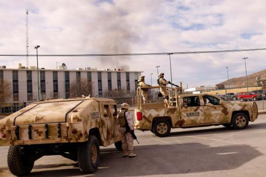 मेक्सिको में जेल पर हथियारबंद बदमाशों का हमला, बख़्तरबंद गाड़ियों पर आए थे बंदूकबाज़ मेक्सिको में जेल पर हथियारबंद बदमाशों का हमला, बख़्तरबंद गाड़ियों पर आए थे बंदूकबाज़