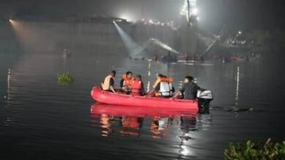 Morbi Bridge: मोरबी पुल का संचालन करने वाली कंपनी के MD ने अदालत में किया आत्मसमर्पण, गिरफ्तार Morbi Bridge: मोरबी पुल का संचालन करने वाली कंपनी के MD ने अदालत में किया आत्मसमर्पण, गिरफ्तार