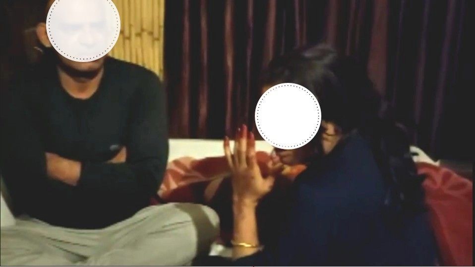 होटल में दूसरे मर्द के साथ रंगरेलियां मना रही थी पत्नी, पति ने रंगेहाथ पकड़ा, Video Viral होटल में दूसरे मर्द के साथ रंगरेलियां मना रही थी पत्नी, पति ने रंगेहाथ पकड़ा, Video Viral