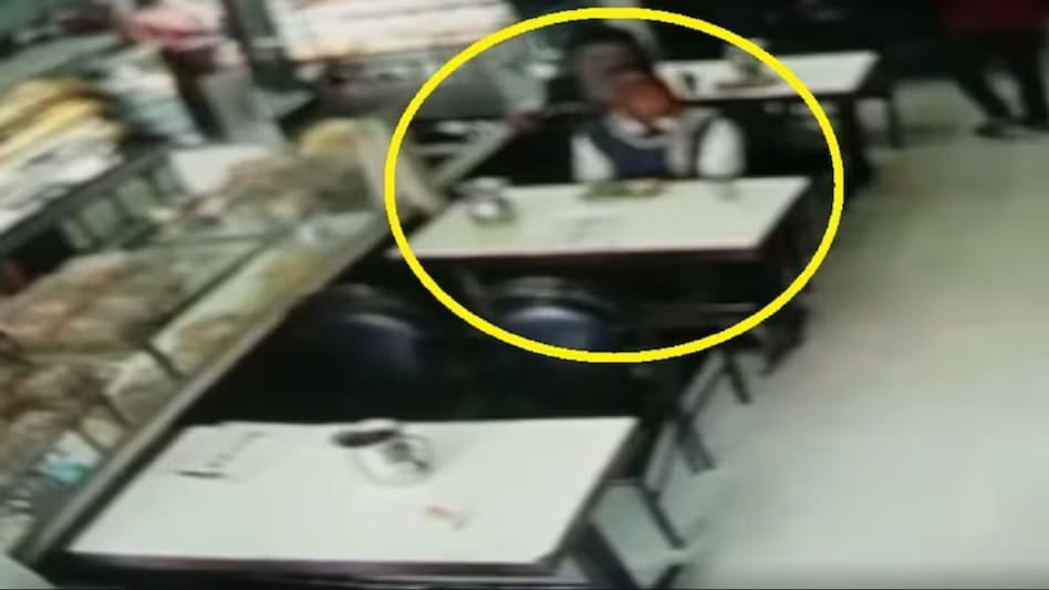 बैंक से रुपये निकालकर नाश्ता करने गया रिटायर्ड टीचर, पीछे से बैग यूं चुरा ले गया चोर, Video बैंक से रुपये निकालकर नाश्ता करने गया रिटायर्ड टीचर, पीछे से बैग यूं चुरा ले गया चोर, Video