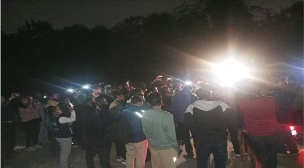 JNU में PM मोदी पर बनी डाक्यूमेंट्री की स्क्रीनिंग को लेकर बवाल, फिल्म देख रहे छात्रों पर हुआ पथराव CrimeTak