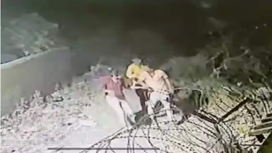 ऑटोरिक्शा में लिफ्ट देने के बहाने महिला से रेप, CCTV फुटेज से पकड़ में आया एक आरोपी ऑटोरिक्शा में लिफ्ट देने के बहाने महिला से रेप, CCTV फुटेज से पकड़ में आया एक आरोपी