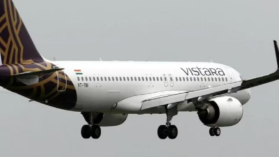 ...जब Vistara की फ्लाइट में महिला ने उतारे कपड़े! ...जब Vistara की फ्लाइट में महिला ने उतारे कपड़े!
