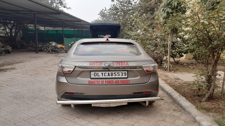 Delhi Crime News: लाल बत्ती, फ्रंट बोनट पर लिखा था "भारत सरकार" और ऐसे पकड़ा गया फर्जी IAS! Delhi Crime News: लाल बत्ती, फ्रंट बोनट पर लिखा था "भारत सरकार" और ऐसे पकड़ा गया फर्जी IAS!