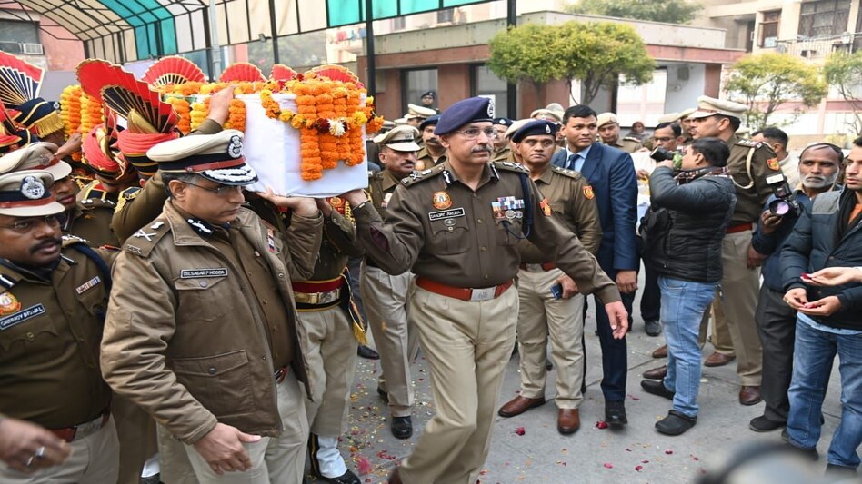 Delhi Mayapuri Police men Murder: एएसआई शंभू दयाल की हत्या का सीसीटीवी आया सामने! बदमाश ने मारा चाकू, सीपी ने दिया था एएसआई की अर्थी को कंधा Delhi Mayapuri Police men Murder: एएसआई शंभू दयाल की हत्या का सीसीटीवी आया सामने! बदमाश ने मारा चाक...