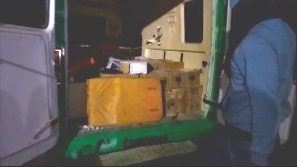 Bihar Crime News: बिहार में जा रही थी एंबुलेंस, पुलिस ने चेक किया तो लाखों का शराब मिला Bihar Crime News: बिहार में जा रही थी एंबुलेंस, पुलिस ने चेक किया तो लाखों का शराब मिला