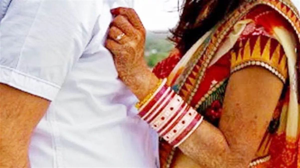 Crime : बंद कमरे में प्रेमी संग थी बीवी, पति का कुल्हाड़ी व चाकू से हुआ मर्डर, लाश जमीन में दफनाई