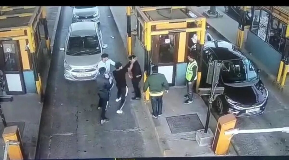 Noida Crime: टोल नाके पर दबंगों ने जमकर की मारपीट, सीसीटीवी में कैद वारदात टोल बूथ पर हंगामा