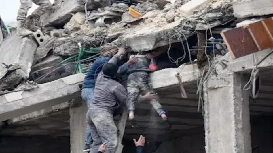 Earthquake updates- तुर्की और सीरिया में आई जलजले ने की भयंकर तबाही, सड़कों पर बिखरे सैकड़ों शव Earthquake updates- तुर्की और सीरिया में आई जलजले ने की भयंकर तबाही, सड़कों पर बिखरे सैकड़ों शव