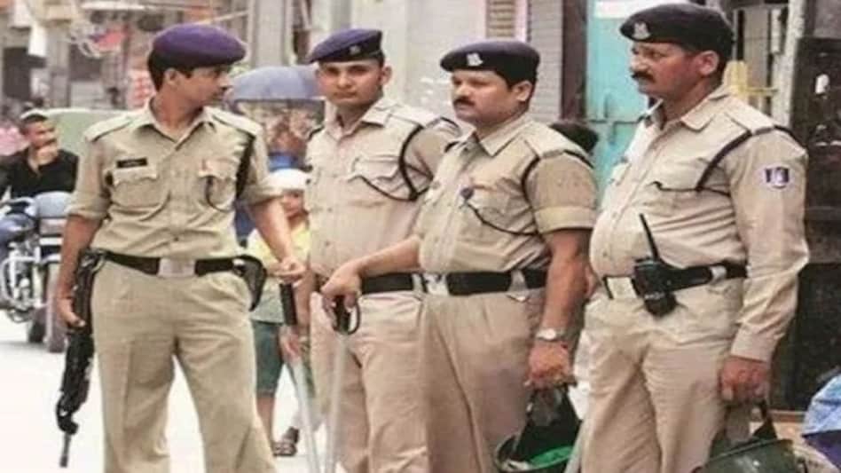 GURUGRAM CLASH: पटौदी में दो गुटों के बीच खूनी संघर्ष, गोलियां और पत्थर चले, इलाका बन गया छावनी GURUGRAM CLASH: पटौदी में दो गुटों के बीच खूनी संघर्ष, गोलियां और पत्थर चले, इलाका बन गया छावनी