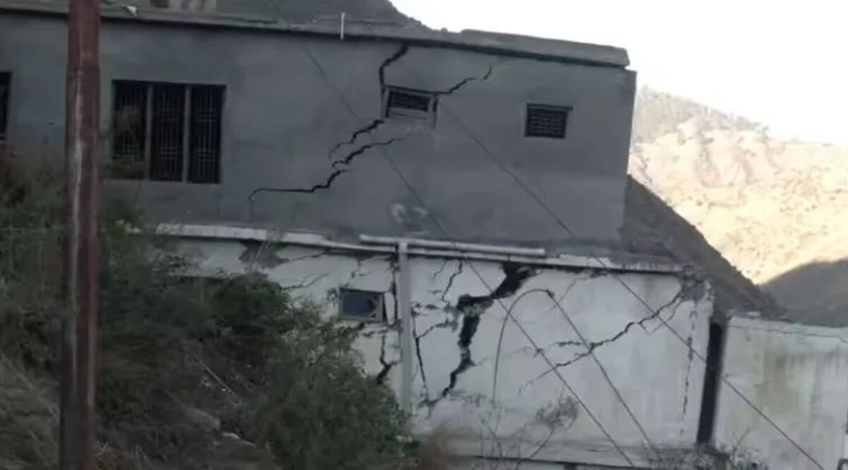 DODA Joshimath Like Situation: डोडा में दिखी जोशीमठ जैसी हालत, मकानों में दरार और लोगों में दहशत दिखी डोडा के कई मकानों में जोशीमठ की तरह दिखीं दरारें, लोग दहशत में