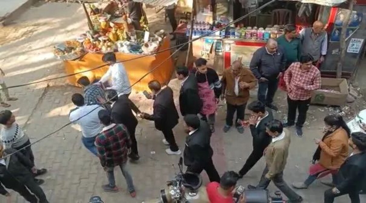 ghaziabad Leopard Video : ये वकील फावड़ा लेकर चले थे तेंदुए को मारने फिर हो गया ये बड़ा कांड, अब पकड़ा गया Ghaziabad Leopard Video : गाजियाबाद कोर्ट परिसर में घुसा तेंदुआ, कई लोगों को किया घायल