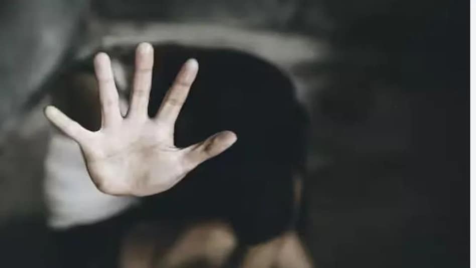 Delhi Crime: दिल्ली के स्कूल में बच्ची से रेप, आरोपी टीचर फरार Delhi Crime: दिल्ली के स्कूल में बच्ची से रेप, आरोपी टीचर फरार