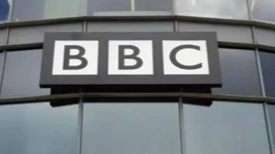 INCOME TAX RAID in BBC: BBC के खिलाफ इनकम टैक्स विभाग का एक्शन, दिल्ली और मुंबई के दफ्तरों पर एक साथ छापा, मोबाइल छीनकर कर्मचारियों को भगाया घर INCOME TAX RAID in BBC: BBC के खिलाफ इनकम टैक्स विभाग का एक्शन, दिल्ली और मुंबई के दफ्तरों पर एक स...