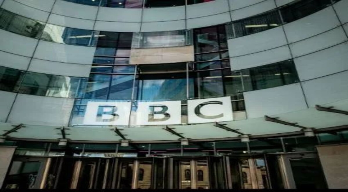 BBC IT RAID: चार की वर्ड के इर्द गिर्द ही घूमती रही इनकम टैक्स डिपार्टमेंट की तलाशी, रात भर खंगालते रहे बीबीसी का दफ्तर बीबीसी के दफ्तर में इनकम टैक्स के अधिकारी चार की वर्ड में तलाश करते रहे अपने मतलब की चीज