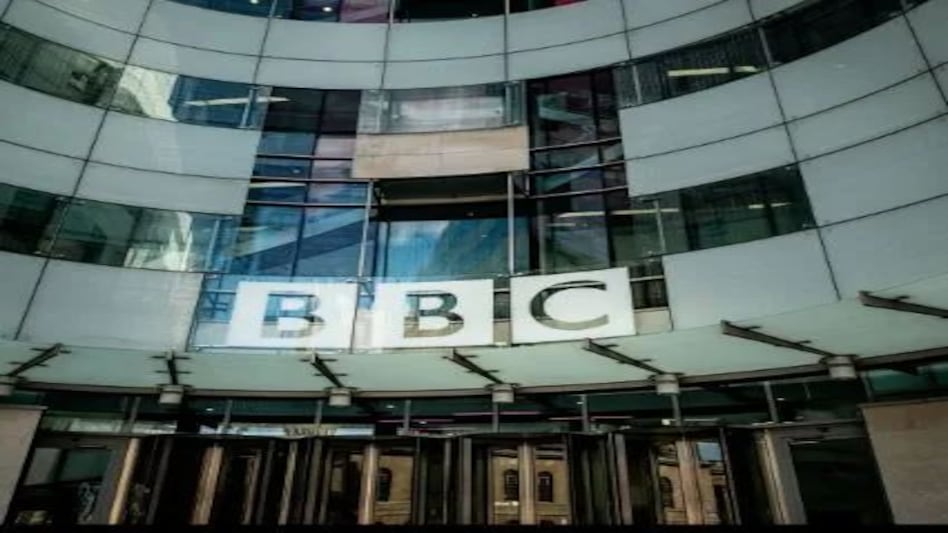 BBC IT RAID: चार की वर्ड के इर्द गिर्द ही घूमती रही इनकम टैक्स डिपार्टमेंट की तलाशी, रात भर खंगालते रहे बीबीसी का दफ्तर BBC IT RAID: चार की वर्ड के इर्द गिर्द ही घूमती रही इनकम टैक्स डिपार्टमेंट की तलाशी, रात भर खंगालते...