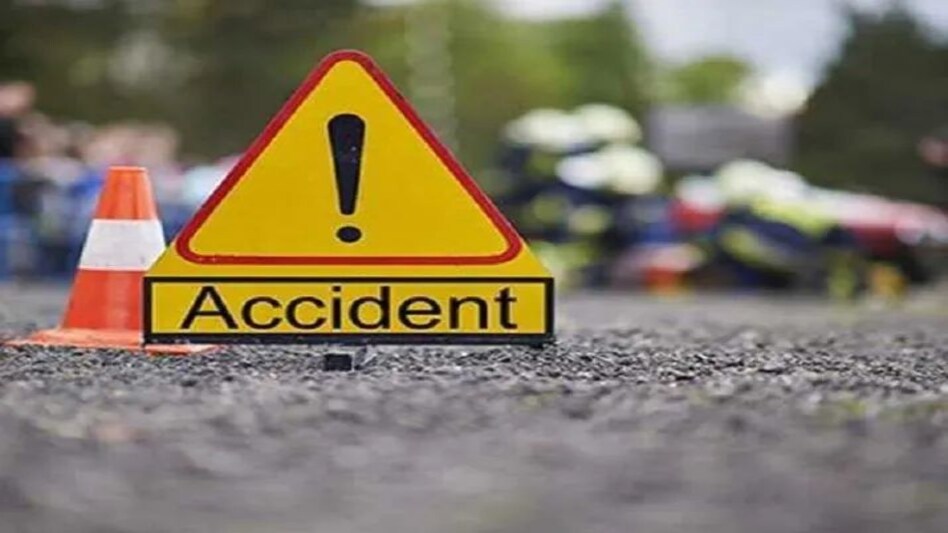 UP News: तेज रफ्तार वाहन की टक्कर से हुई 2 लोगों की मौत, 17 घायल UP News: तेज रफ्तार वाहन की टक्कर से हुई 2 लोगों की मौत, 17 घायल