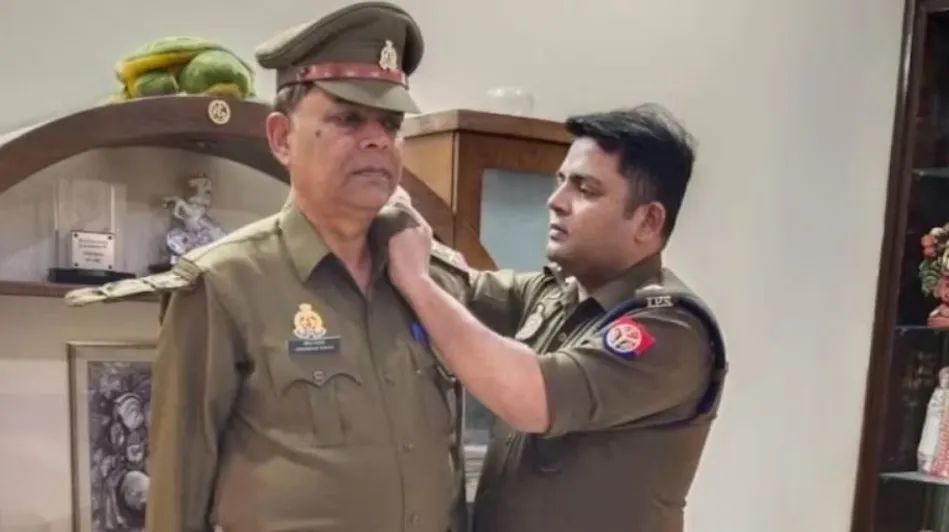 UP News: आईपीएस बेटे ने सब इंस्पेक्टर पिता के कंधे पर लगाए सितारे, तस्वीरें वायरल