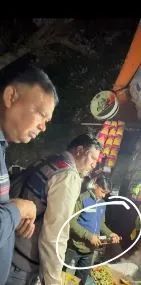 देखें वीडियो - Delhi Police: थाने के पास 'टल्लियों' का जमावड़ा, किया दिल्ली पुलिस कमिश्नर के घर पर फोन! देखें वीडियो - Delhi Police: थाने के पास 'टल्लियों' का जमावड़ा, किया दिल्ली पुलिस कमिश्नर के घर पर...