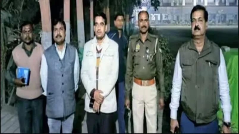 Viral News: शादी में बारातियों की मेहमान नवाजी की जगह उन्हें दौड़ा-दौड़ा कर पीटा, वजह हैरान कर देने वाली Viral News: शादी में बारातियों की मेहमान नवाजी की जगह उन्हें दौड़ा-दौड़ा कर पीटा, वजह हैरान कर देने...