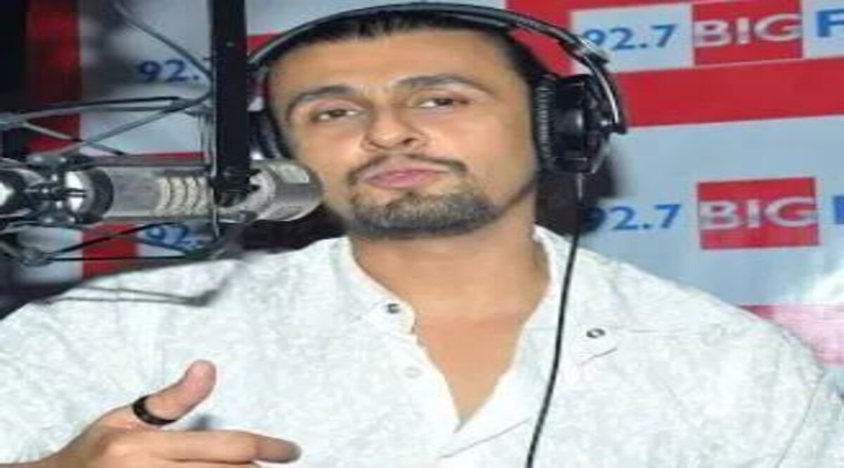 Sonu Nigam Attacked: MLA पिता ने फेस्टिवल आयोजित किया, बेटे ने फैला दिया रायता, सोनू निगम से सेल्फी लेने की जिद में धक्का मुक्की, मैनेजर के साथ बदतमीजी, उस्ताद को दे दिया धक्का मुंबई में चैंबूर फेस्टिवल के फिनाले में सिंगर सोनू निगम के साथ हुई धक्का मुक्की