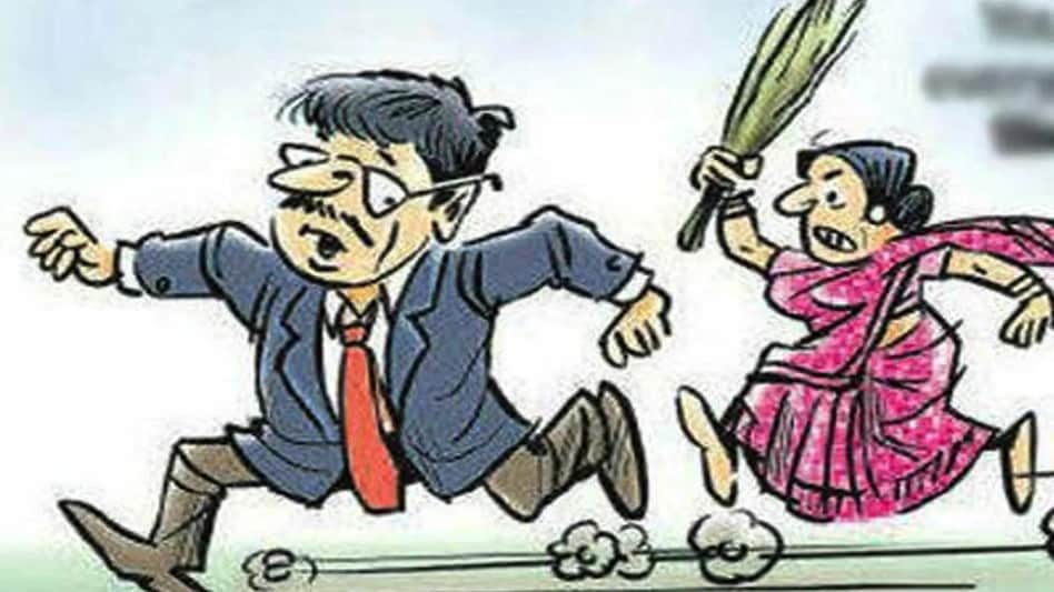 Viral News: मैरिज एनिवर्सरी पर पत्नी को विश करना भूला पति, पत्नी ने करवा दी पति और सास की पिटाई Viral News: मैरिज एनिवर्सरी पर पत्नी को विश करना भूला पति, पत्नी ने करवा दी पति और सास की पिटाई