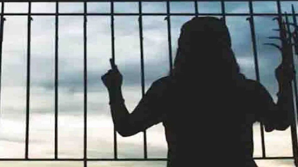 कोरोना के डर से ये मां-बेटे 3 साल तक घर से बाहर ही नहीं निकले, बड़ी मुश्किल से हुआ रेस्क्यू कोरोना के डर से ये मां-बेटे 3 साल तक घर से बाहर ही नहीं निकले, बड़ी मुश्किल से हुआ रेस्क्यू