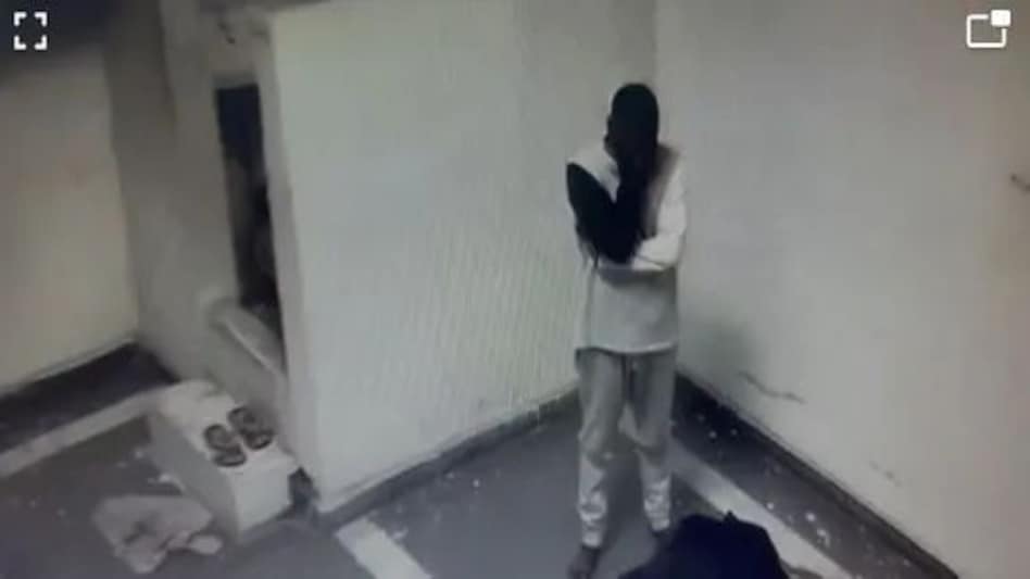 Sukesh Chandrashekhar:...जब जेल के अंदर फूट-फूट कर रोया सुकेश, देखें वीडियो Sukesh Chandrashekhar:...जब जेल के अंदर फूट-फूट कर रोया सुकेश, देखें वीडियो