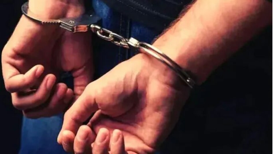 MP Terrorist Arrest: इंदौर से संदिग्ध आतंकी गिरफ्तार, सरफराज मेमन ने चीन-पाक में ली थी ट्रेनिंग! MP Terrorist Arrest: इंदौर से संदिग्ध आतंकी गिरफ्तार, सरफराज मेमन ने चीन-पाक में ली थी ट्रेनिंग!