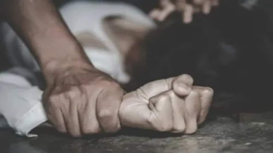 Crime News: पांच साल तक सौतेली बेटी से करता रहा रेप, पुलिस ने किया सौतेले बाप को गिरफ्तार Crime News: पांच साल तक सौतेली बेटी से करता रहा रेप, पुलिस ने किया सौतेले बाप को गिरफ्तार