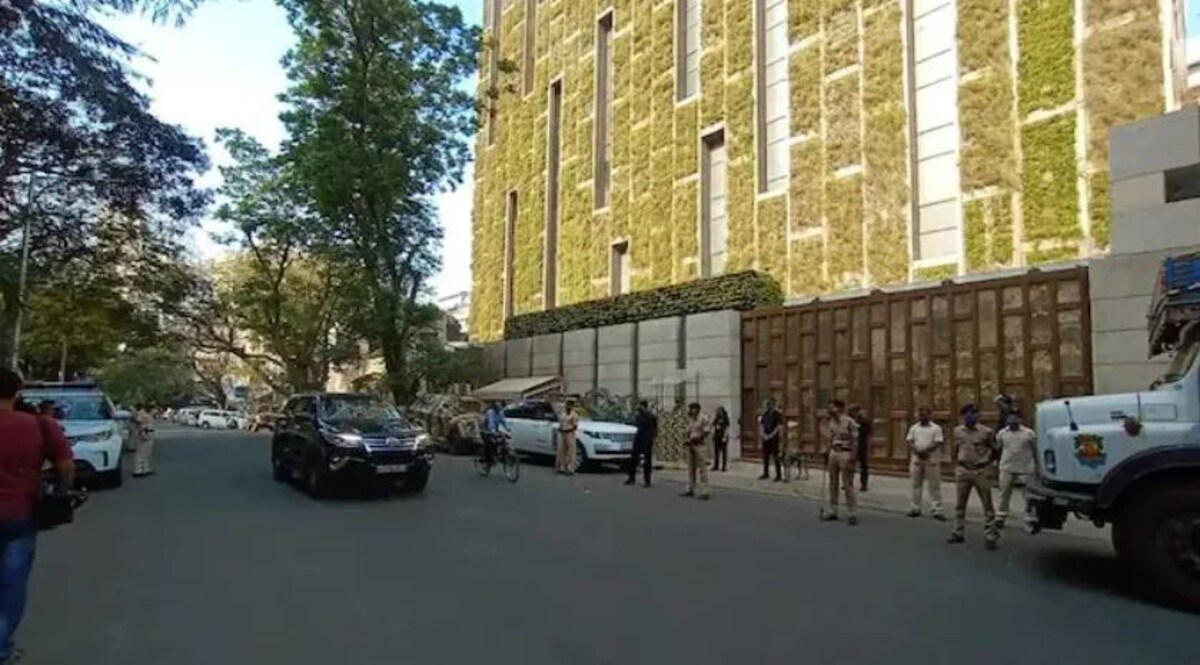 Ambani Security: मुकेश अंबानी परिवार को पूरे देश व विदेश में मिलेगी Z+ सुरक्षा, सुप्रीम कोर्ट का आदेश देश विदेश में सुरक्षा