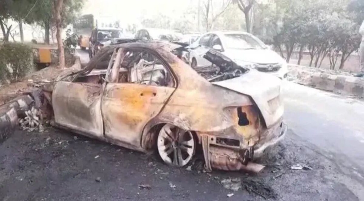 Noida mercedes Fire: तेज़ रफ़्तार मर्सिडीज़ कार डिवाइडर से टकराकर बनी मैनेजर की चिता crime