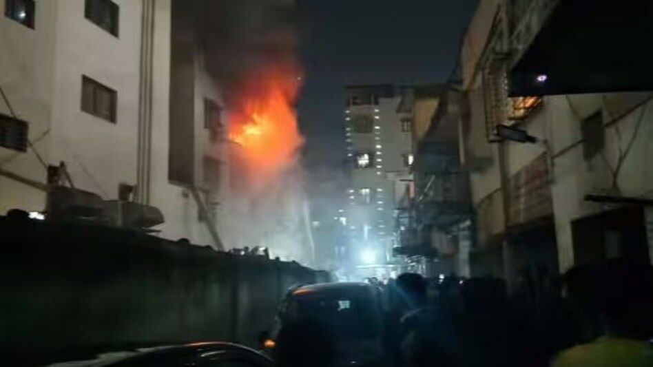 Dhanbad Fire: एक छोटी सी चिंगारी बन गई आशीर्वाद टावर के 15 लोगों के लिए अभिशाप Dhanbad Fire: एक छोटी सी चिंगारी बन गई आशीर्वाद टावर के 15 लोगों के लिए अभिशाप