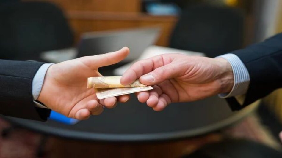 32 साल पहले ली थी 100 रुपये की रिश्वत, 82 साल के रिटायर्ड रेलवे क्लर्क को मिली इतनी साल की जेल 32 साल पहले ली थी 100 रुपये की रिश्वत, 82 साल के रिटायर्ड रेलवे क्लर्क को मिली इतनी साल की जेल