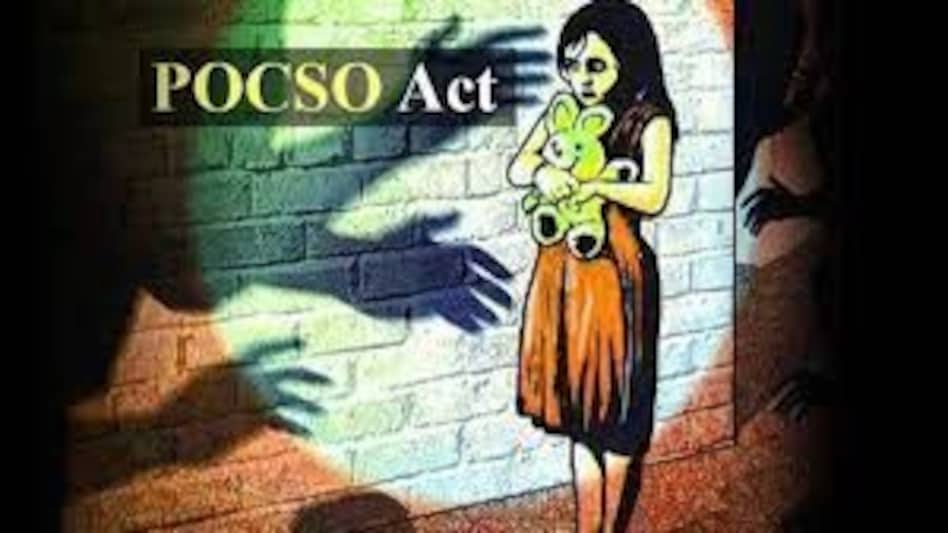 UP Crime: 8 साल की बच्ची से रेप फिर शव को बोरे में बंद करके दफनाया, कोर्ट ने सुनाई सजा-ए-मौत UP Crime: 8 साल की बच्ची से रेप फिर शव को बोरे में बंद करके दफनाया, कोर्ट ने सुनाई सजा-ए-मौत