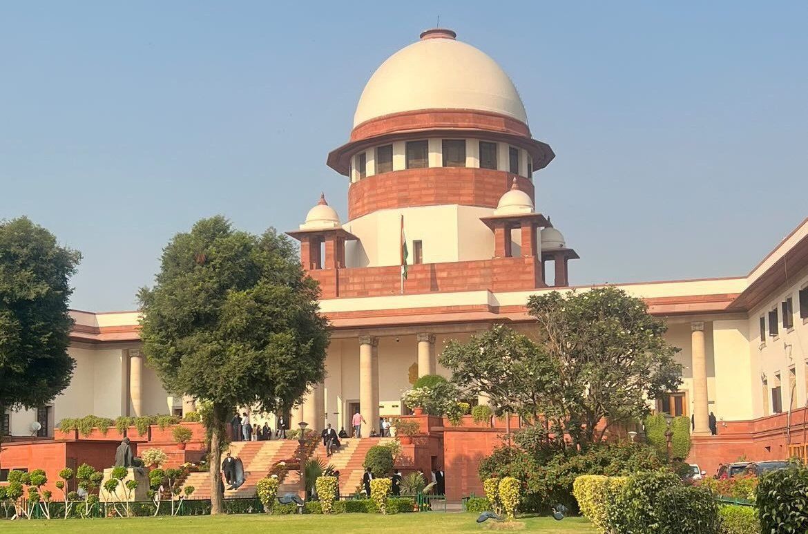 Supreme Court: सेना के अफसरों पर एडल्ट्री के तहत चल सकता है मुकदमा, अगर कोई दूसरे अधिकारी की पत्नी से संबंध बनाता है तो Supreme Court: सेना के अफसरों पर एडल्ट्री के तहत चल सकता है मुकदमा, अगर कोई दूसरे अधिकारी की पत्नी ...