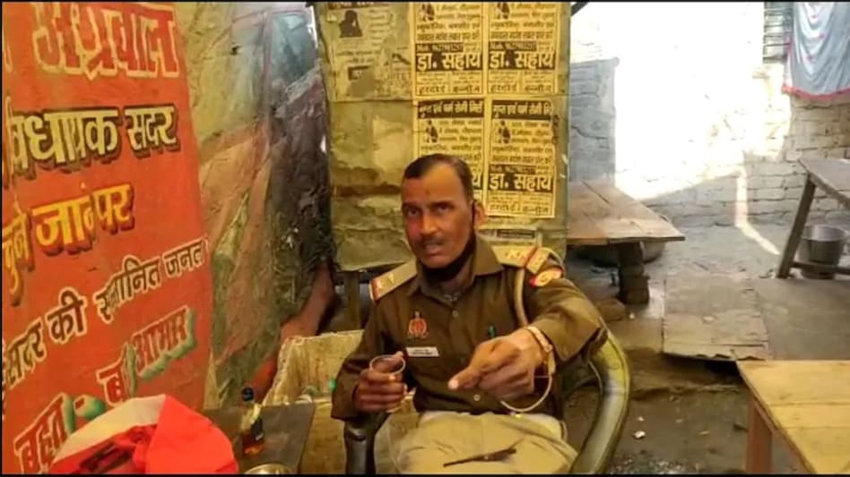 जाम छलकाना पड़ा भारी, खुलेआम शराब पीते दारोगा का Video Viral, दरोगा निलंबित जाम छलकाना पड़ा भारी, खुलेआम शराब पीते दारोगा का Video Viral, दरोगा निलंबित