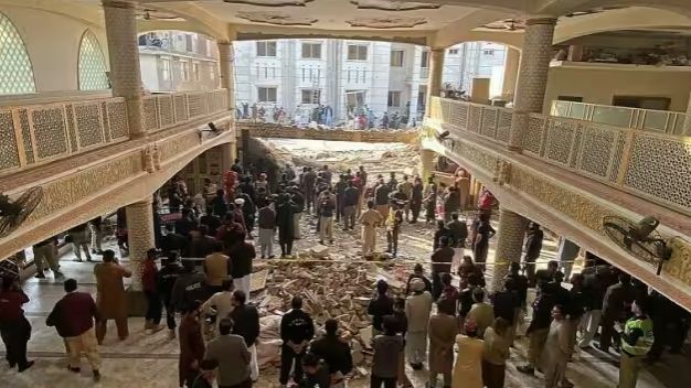 Peshawar Blast: पेशावर मस्जिद धमाके में 17 संदिग्ध गिरफ्तार, आतंकवाद को नेस्तानाबूद करने के निर्देश Peshawar Blast: पेशावर मस्जिद धमाके में 17 संदिग्ध गिरफ्तार, आतंकवाद को नेस्तानाबूद करने के निर्देश