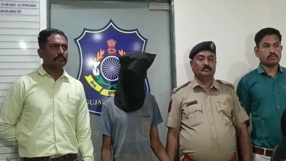Gujarat Crime: चाकलेट के बहाने दो साल की बच्ची से दरिंदगी, रेप के बाद हत्या, आरोपी गिरफ्तार Gujarat Crime: चाकलेट के बहाने दो साल की बच्ची से दरिंदगी, रेप के बाद हत्या, आरोपी गिरफ्तार