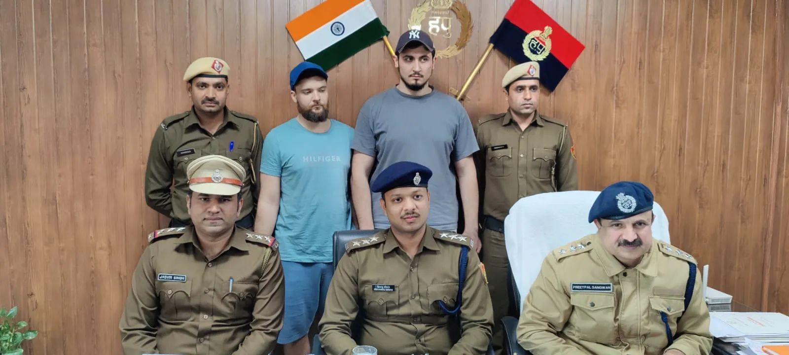 Haryana Crime: मुकेश अंबानी की फोटो लगा करते थे फर्जीवाड़ा, गुरुग्राम में फर्जी कॉल सेंटर का भंडाफोड़, 13 गिरफ्तार Haryana Crime: मुकेश अंबानी की फोटो लगा करते थे फर्जीवाड़ा, गुरुग्राम में फर्जी कॉल सेंटर का भंडाफो...