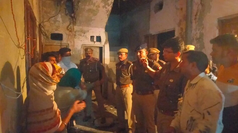 UP Crime News: नोएडा में किराए के मकान में चल रहा था सेक्स रैकेट, महिला सरगना समेत 7 गिरफ्तार UP Crime News: नोएडा में किराए के मकान में चल रहा था सेक्स रैकेट, महिला सरगना समेत 7 गिरफ्तार