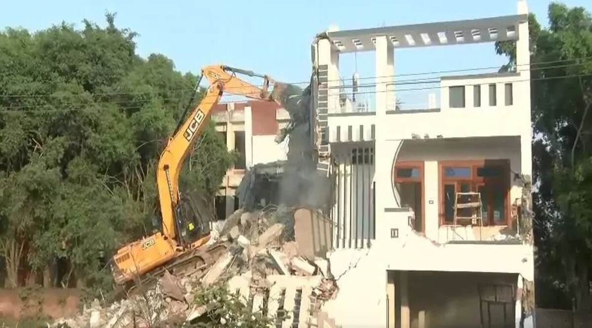 Prayagraj Bulldozer Action: प्रयागराज में तीसरा बुलडोजर एक्शन, माफिया अतीक के दोस्त का घर गिराया गया अतीक के करीबी पर एक्शन