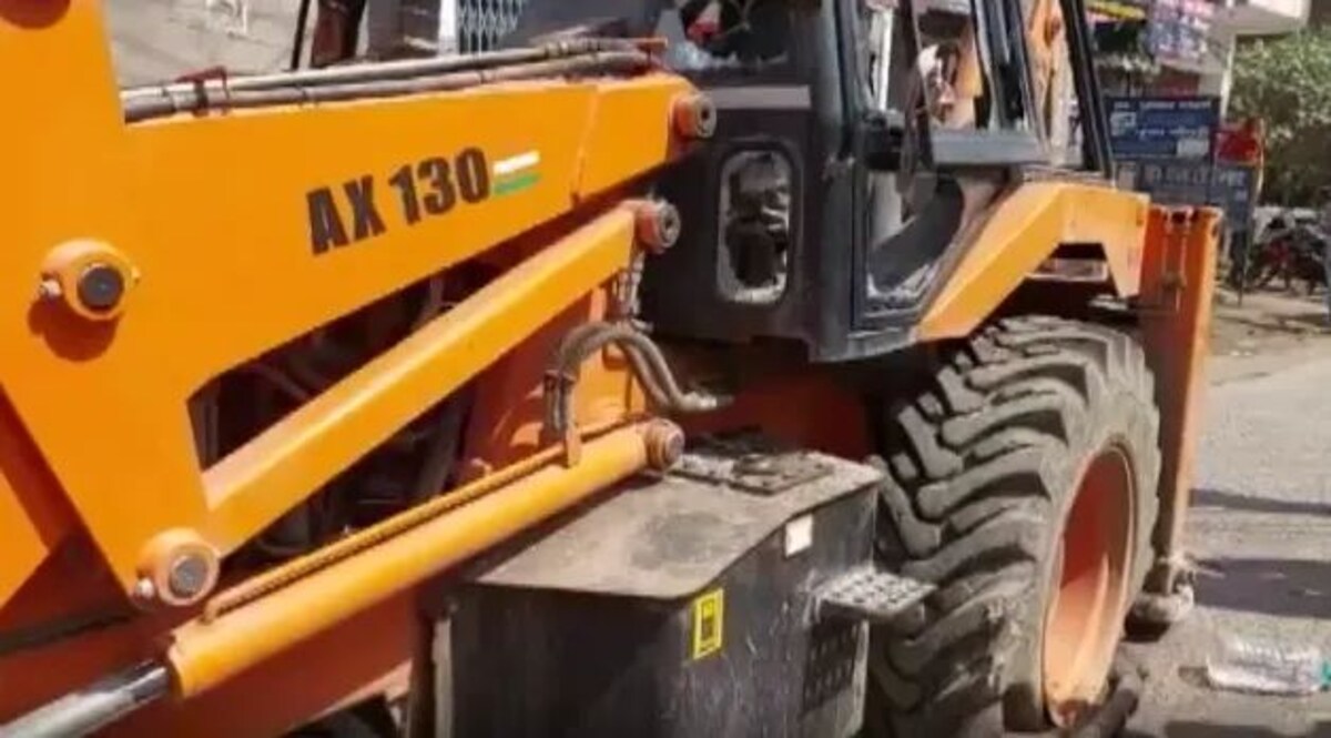 JCB Accident: जेसीबी से एक्सीडेंट में युवक की हुई मौत, लोगों ने मचाया हंगामा Social Media